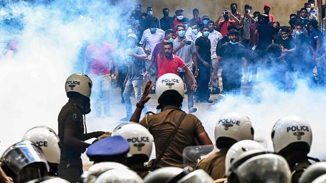 斯里兰卡科伦坡警察施放催泪弹驱散抗议经济崩溃的高中生（21/5/2022）