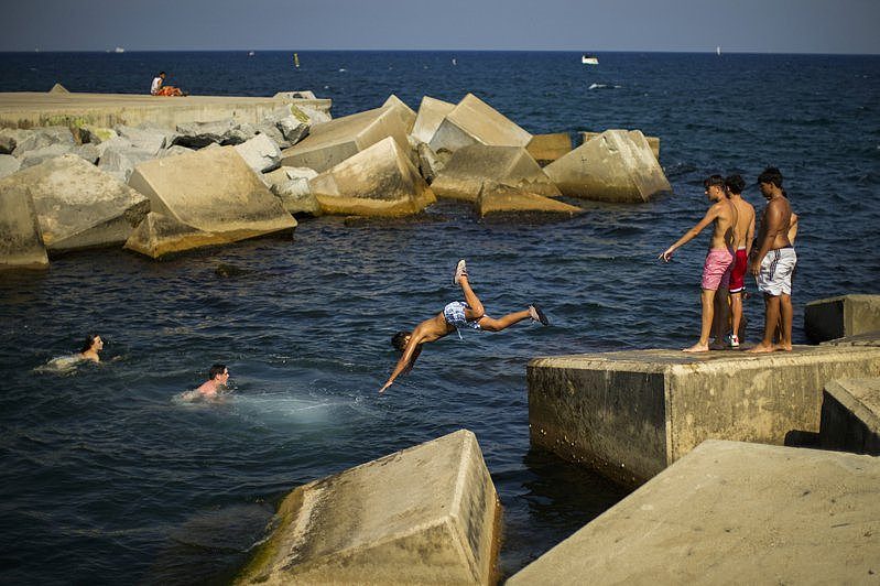 西班牙巴塞隆纳年轻人在地中海跳水避暑，此为示意图。 （美联社）
