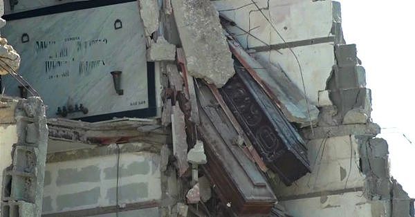 ▲▼义大利那不勒斯（Naples）17日发生公墓建筑倒塌，十多具棺材外露悬空。 （图／翻摄自推特@fr4nc15_93、@LuigiGiliberti2、@PupiaTv）