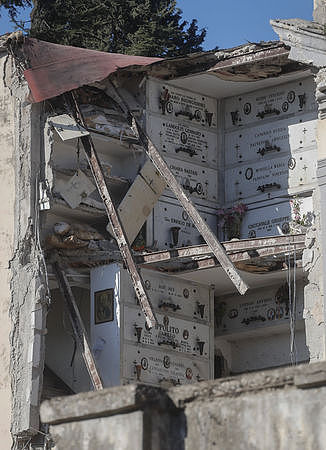 ▲▼那不勒斯波焦雷亚莱（Poggioreale）纪念公墓1月5日建筑坍塌造成近300个壁龛损毁。 （图／达志影像）