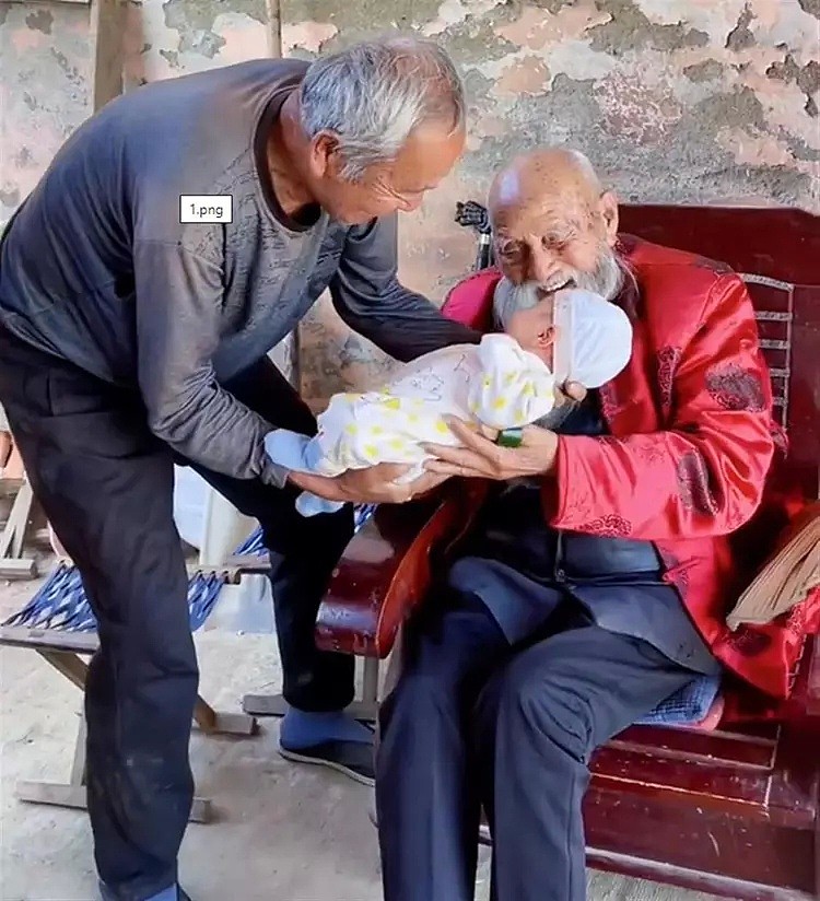 百岁父亲用轮椅推80岁儿子锻炼走红，孙媳妇谈老人长寿秘诀（组图） - 4