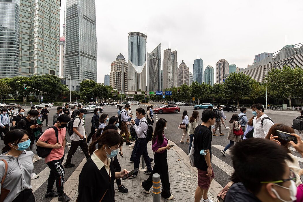 上海陆家嘴金融区早上的通勤者，摄于今年9月。