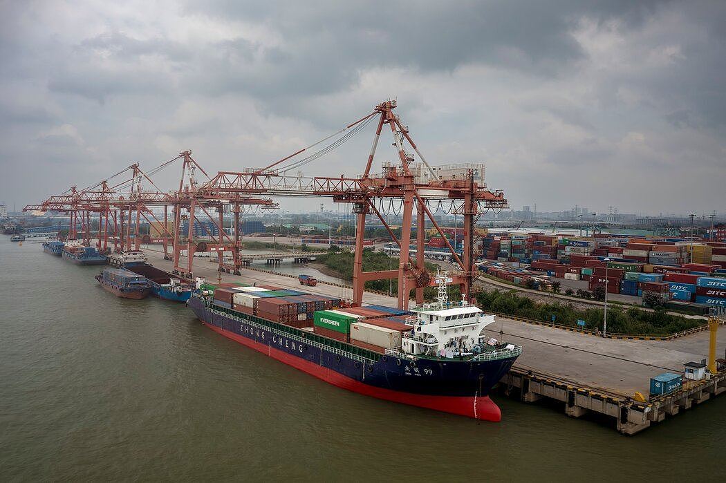货船在京杭大运河港口装载集装箱，摄于今年9月。在过去一年里，从中国把集装箱运到美国或欧洲的成本已大幅下降。