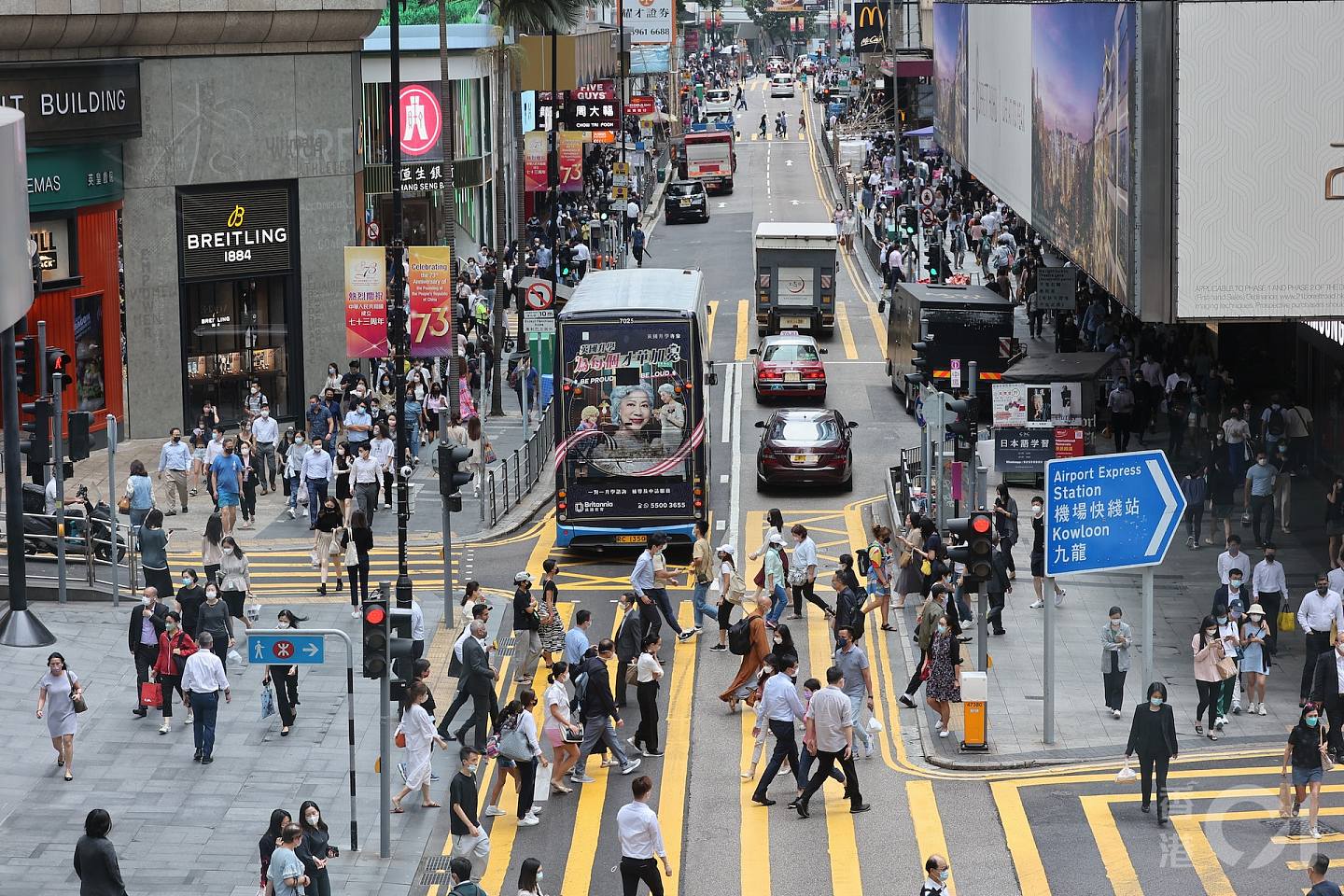 特首李家超10月19日公布的施政報告中，其中一個主要篇幅是「搶人才、搶企業」，以增強香港的競爭力。（張浩維攝)