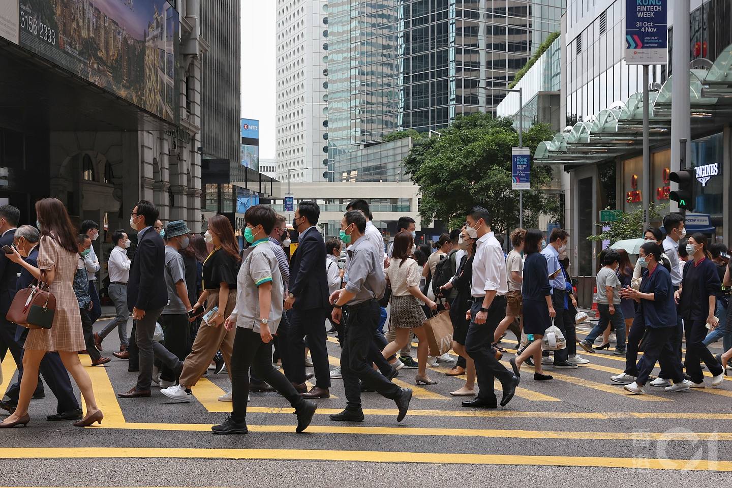 特首李家超10月19日公布的施政報告中，其中一個主要篇幅是「搶人才、搶企業」，以增強香港的競爭力。（張浩維攝)