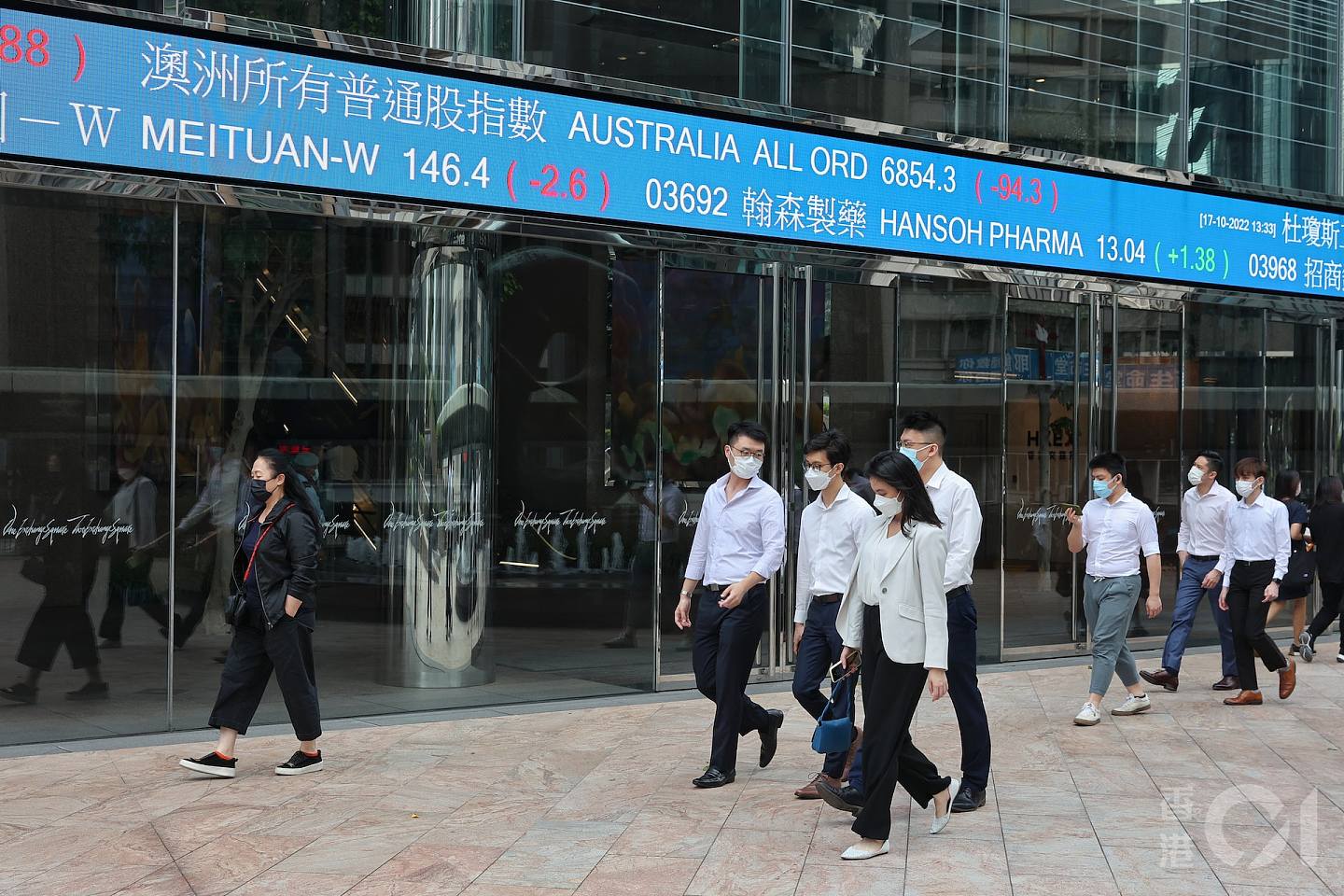 特首李家超10月19日公布的施政報告中，其中一個主要篇幅是「搶人才、搶企業」，以增強香港的競爭力，鞏固香港作為國際金融中心地位。（張浩維攝)