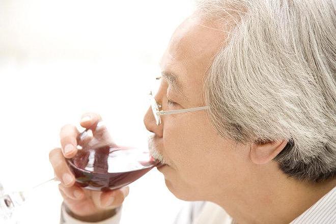 【健康】中年男子坚持每天喝红酒活血化瘀、软化血管，1个月后情况如何（组图） - 1