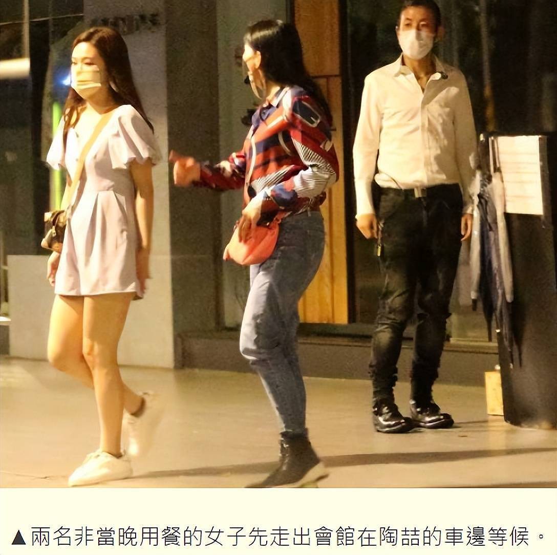 53岁陶喆深夜与美女聚会，男方疑似给女方钞票，两人分别时还拉手（组图） - 11