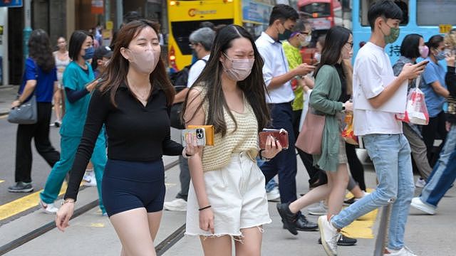 香港市民在中环出行（中新社图片10/10/2022）