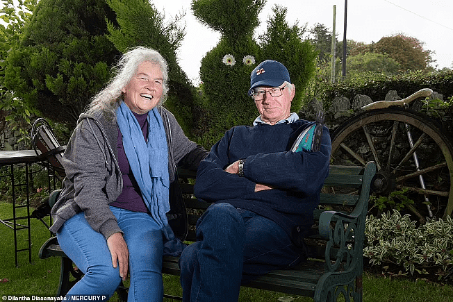 英国退休夫妇花35年修剪花园，用树叶制成巨大绿色雕塑吸引众人 （组图） - 1
