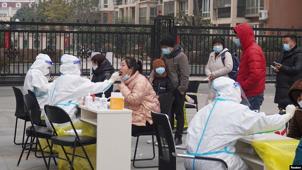 中国河南省郑州市小区居民排队接受新冠病毒核酸检测。（2022年1月4日）