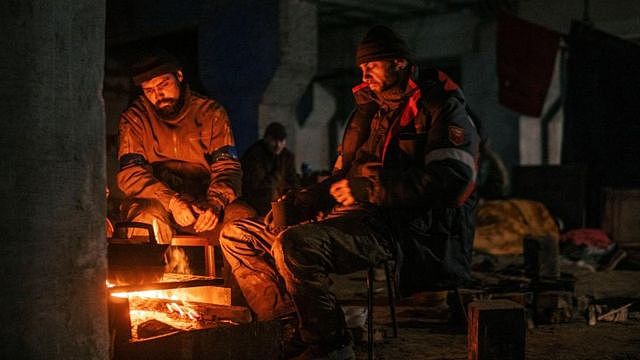 乌克兰战士被困在马里乌波尔的钢铁厂长达数周