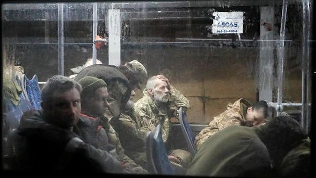筋疲力尽的乌克兰战士投降后被大巴送往奥列尼夫卡监狱