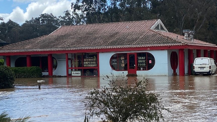 被洪水淹没的中餐馆