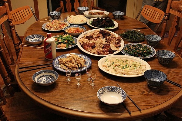 吃饭,聚餐,聚会,亲戚,过年,用餐,全家,饭桌（图／取自免费图库pixabay）