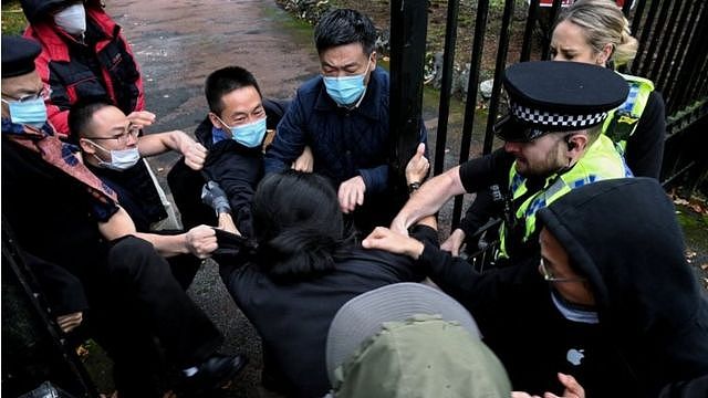 上周日（10月16日）中国驻曼彻斯特总领事馆外的一场示威活动演变成暴力冲突。