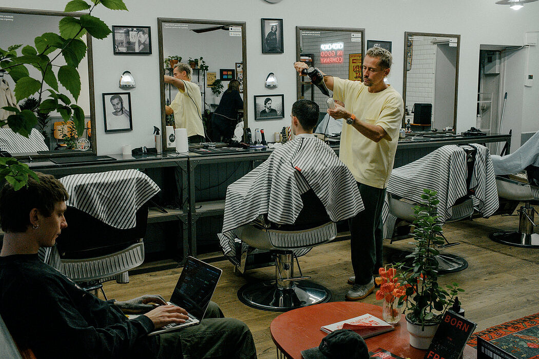 快手发廊的许多客户和一半的理发师已经离开了俄罗斯。
