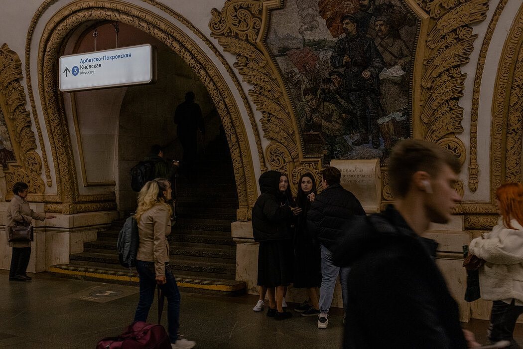 最近的一个周一，在莫斯科的一个地铁站，乘客大多是女性。