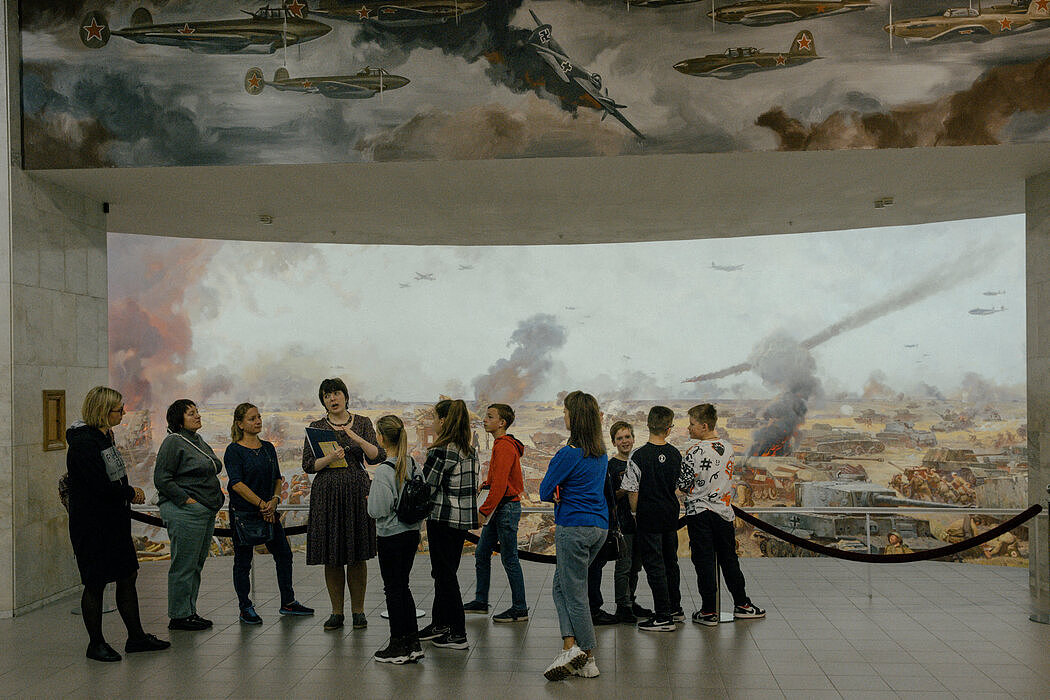 参观莫斯科二战博物馆的人们。