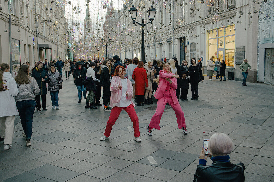 在莫斯科市中心表演的女人们。