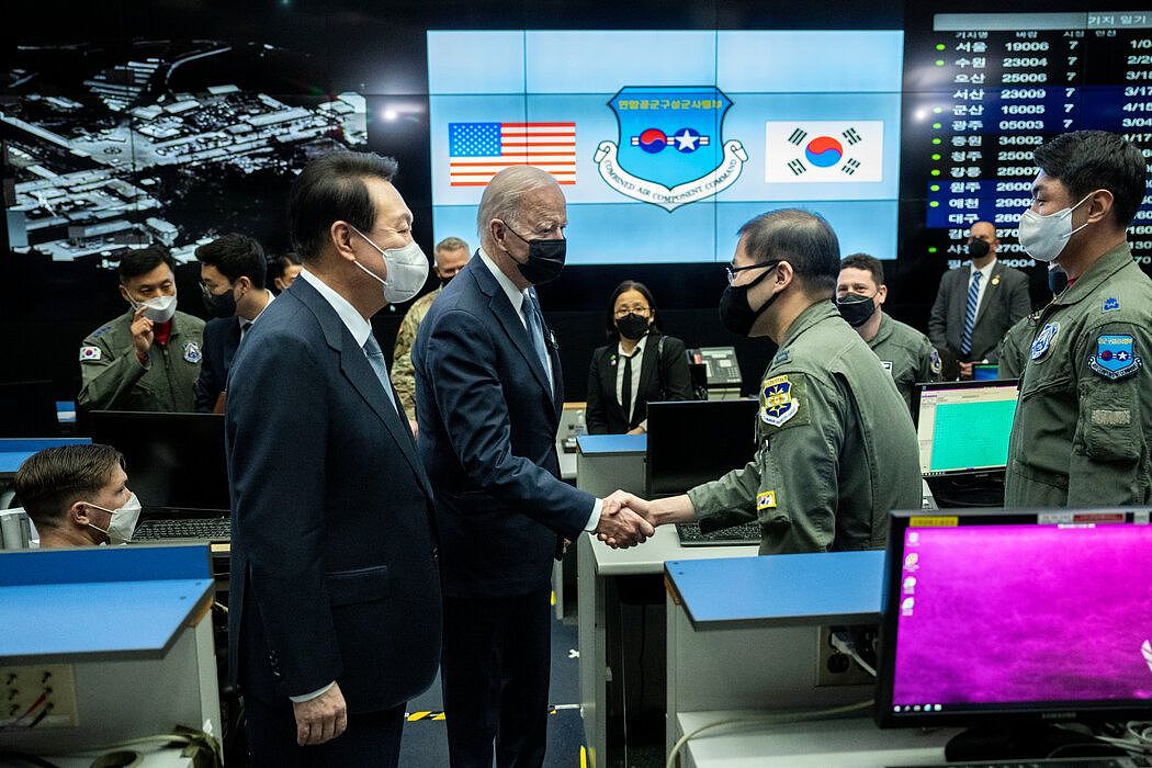 美国总统拜登和韩国总统尹锡悦视察韩国京畿道平泽市乌山空军基地的作战指挥部。