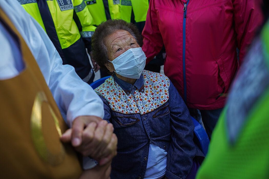 警察们准备把86岁的反萨德抗议者陶锦妍（音）抬走。