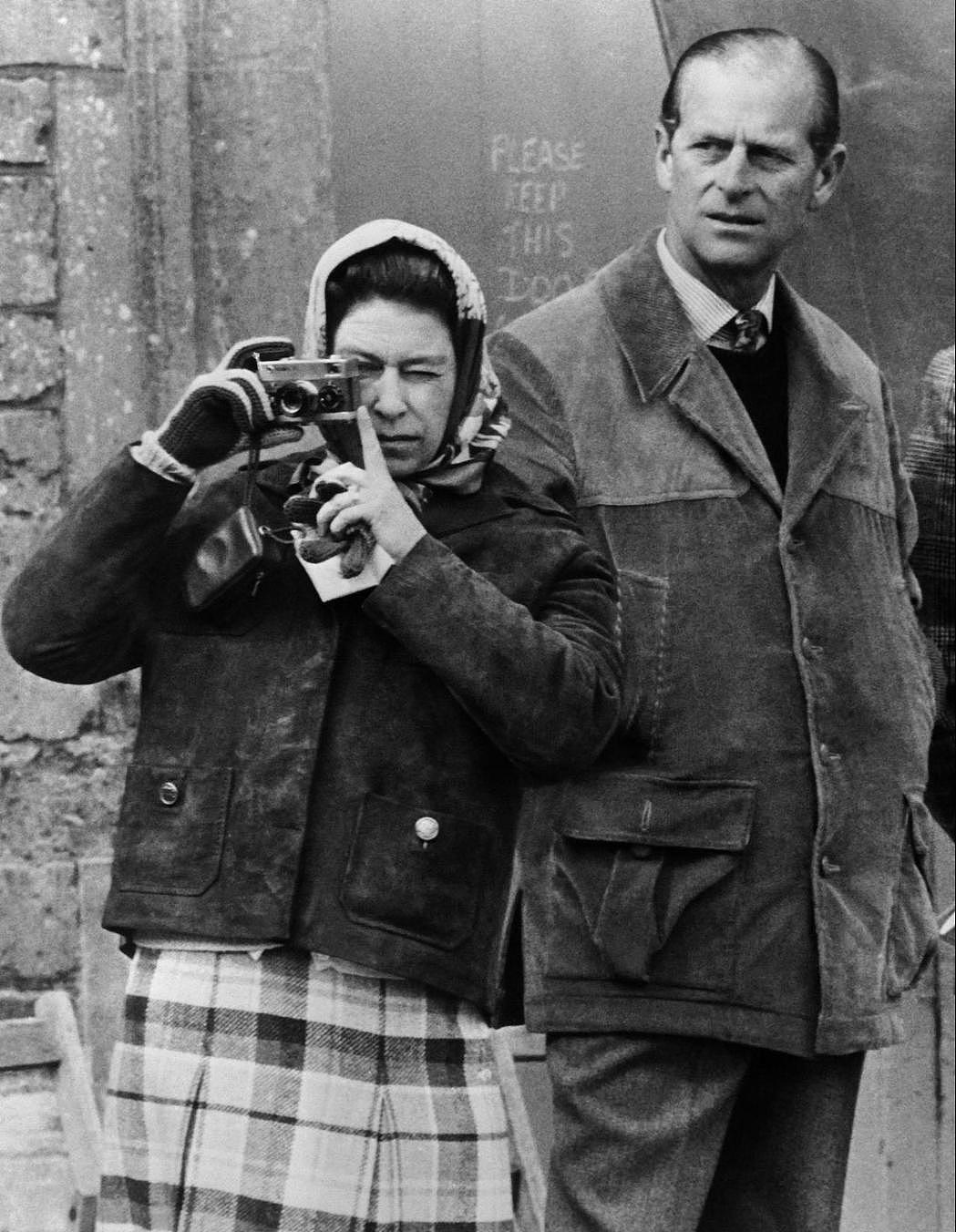 1974年，伊丽莎白二世（左）巴德明顿赛马比赛前，使用相机Rollei 35 G...