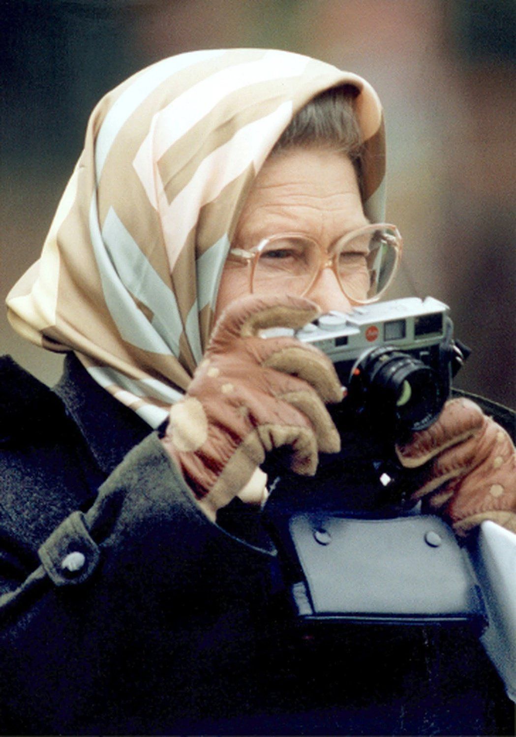 1995年5月12日温莎城堡的一场马车驾驶大赛中，伊丽莎白二世女王使用徕卡M6相...