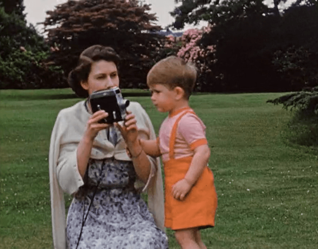 伊丽莎白二世拿着16mm录影机为查尔斯三世拍照。 图／《伊丽莎白九十岁：家的礼赞...
