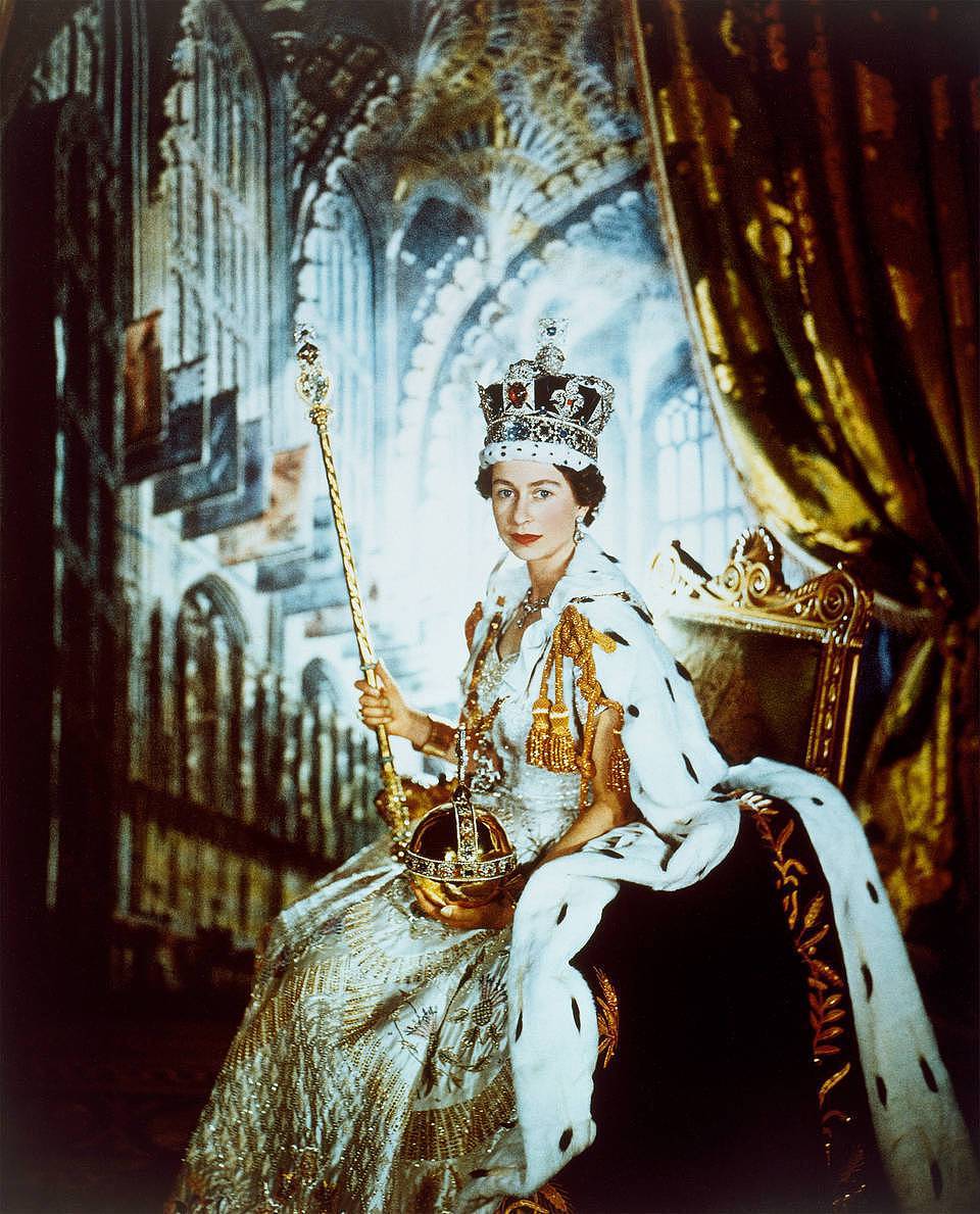 1953年，比顿为伊丽莎白二世拍摄加冕礼纪念照。 图／Victoria and ...