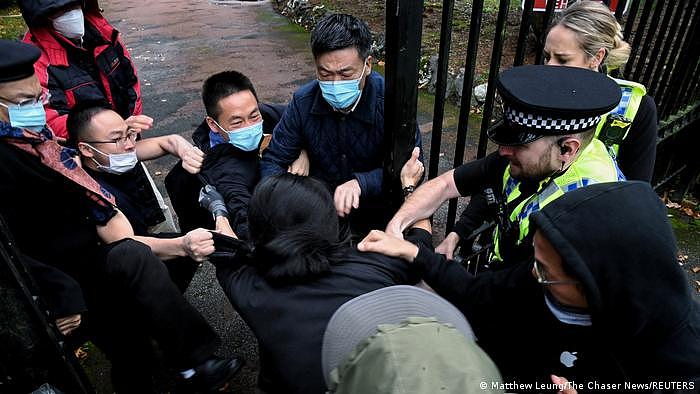 中国驻曼彻斯特总领事郑曦原坦承有拉扯抗议者的头发（资料照）
