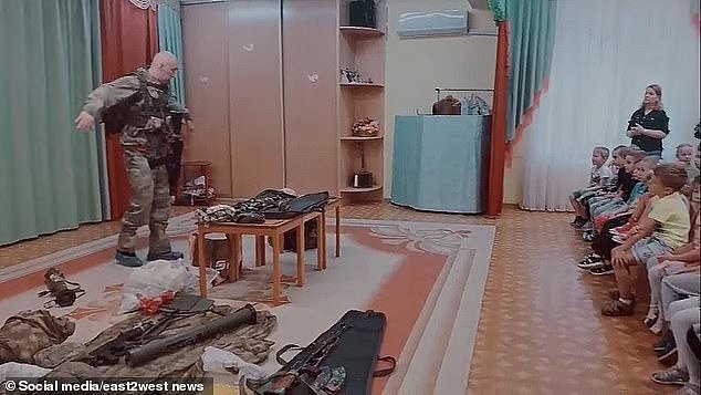 俄罗斯一所幼儿园开设军事课！4，5岁娃学习使用AK-47，引发争议（组图） - 5