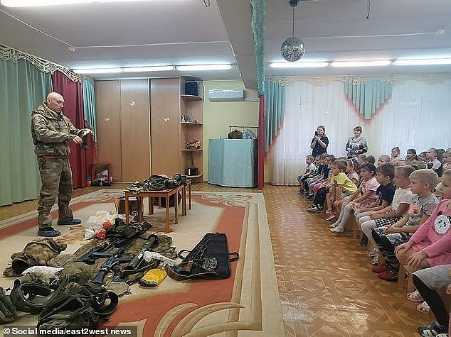 俄罗斯一所幼儿园开设军事课！4，5岁娃学习使用AK-47，引发争议（组图） - 1
