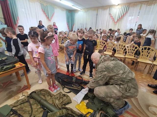 俄罗斯一所幼儿园开设军事课！4，5岁娃学习使用AK-47，引发争议（组图） - 2