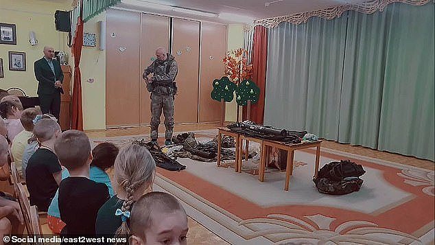 俄罗斯一所幼儿园开设军事课！4，5岁娃学习使用AK-47，引发争议（组图） - 4