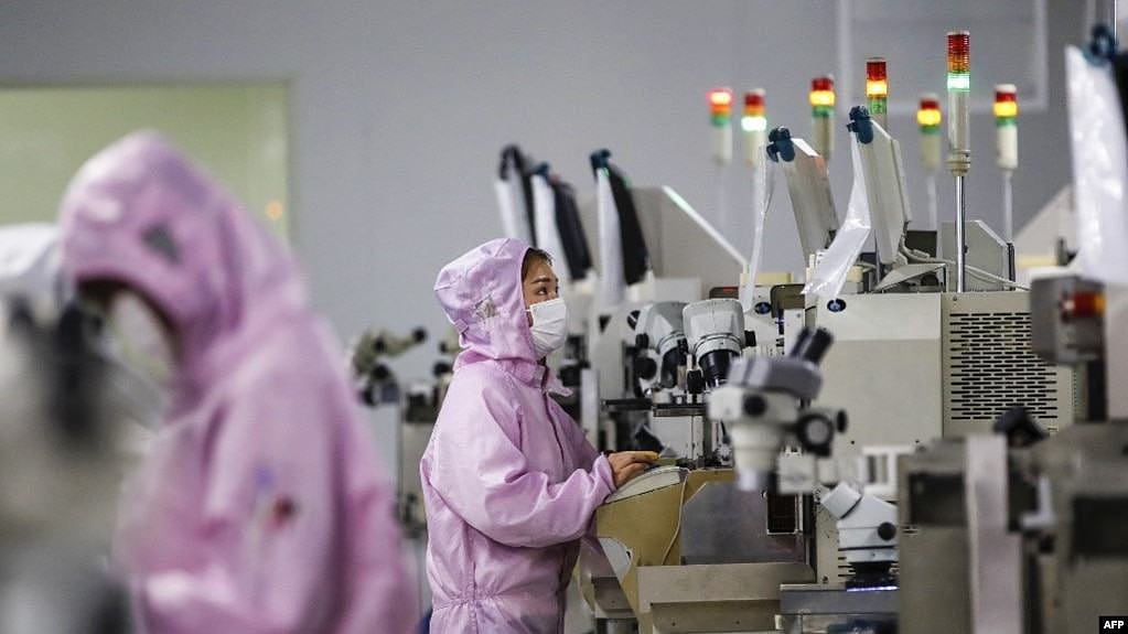 江苏省泗洪县一个芯片工厂的工人在生产线上。（2020年2月16日）