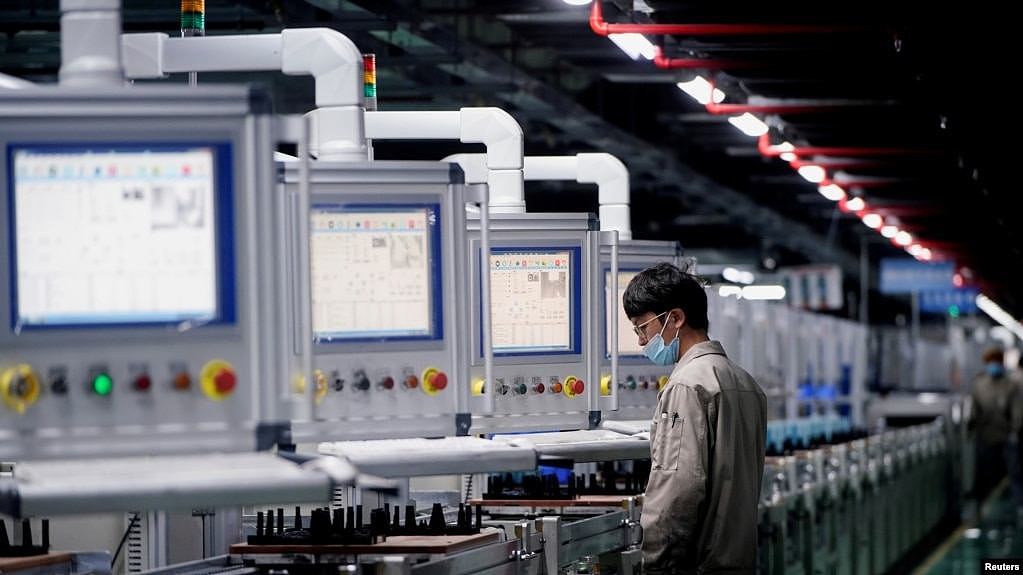 中国安徽合肥一家生产电动汽车电池的工厂工人在生产线上。（2021年3月30日）