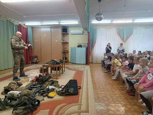 ▲▼俄罗斯亲政府志愿军组织到幼稚园授课，让4岁孩子学习认识枪枝武器。 （图／翻摄自推特@raging545）
