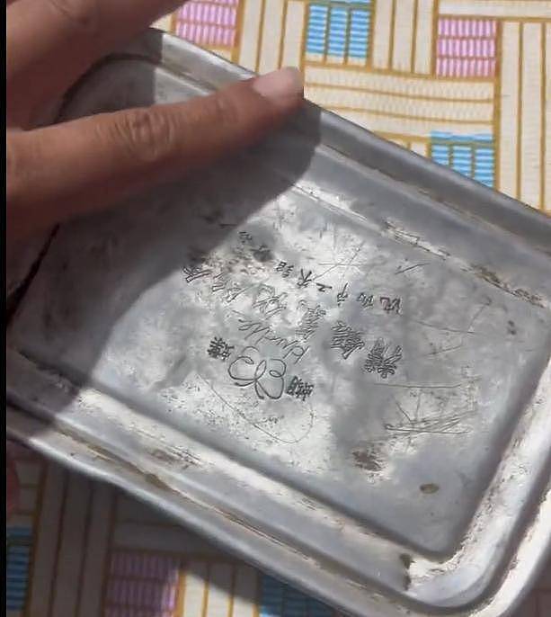 57岁父亲去世前透露水缸下有个“饭盒”，子女打开后泪崩了 （组图） - 1