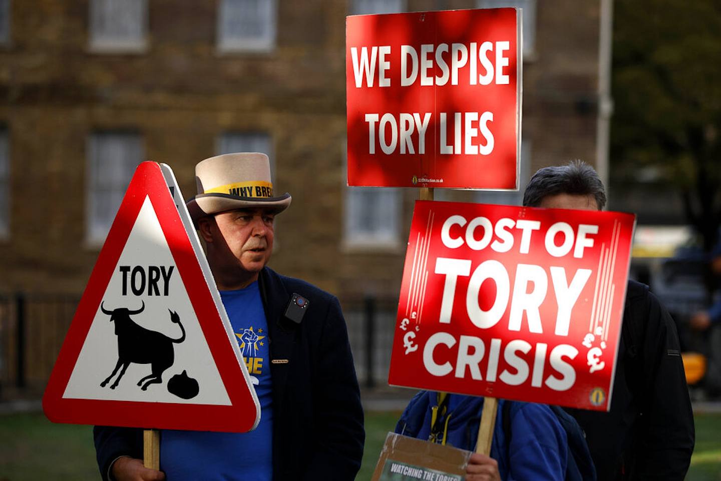图为10月20日，有示威者在伦敦国会外投议，批评保守党引发灾难。 （AP）