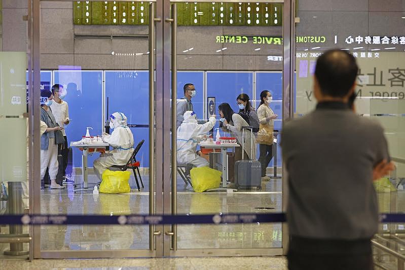 中国入境隔离检疫期将缩短？ 外媒指出，当局正在研议「2+5」的可能性。 图为在虹桥机场旅客正在进行核酸检测采样。 (中新社)