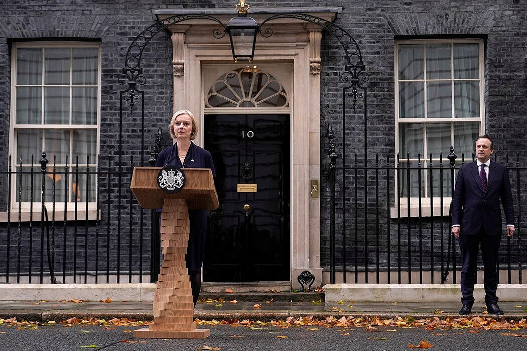 在丈夫休·奥利里的陪伴下，英国首相利兹·特拉斯周四宣布将辞职。