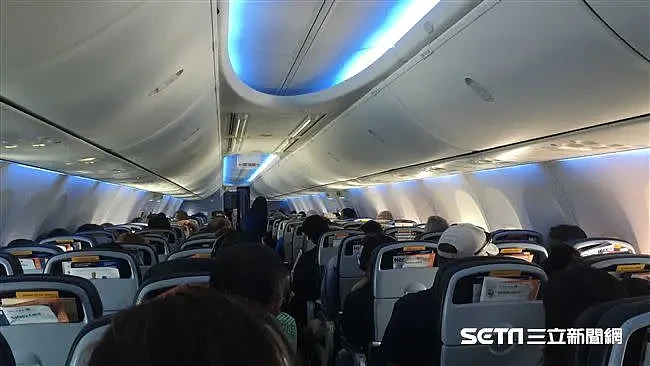 空姐分享自己绝不在飞机上做的5件事情，其中包括脸贴着窗户睡觉。 （示意图／资料照）