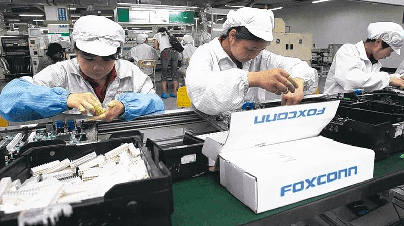 郑州疫情加剧，负责组装iPhone的富士康郑州厂下令暂停员工餐厅内用餐。 图为示意图。 （本报资料照片）