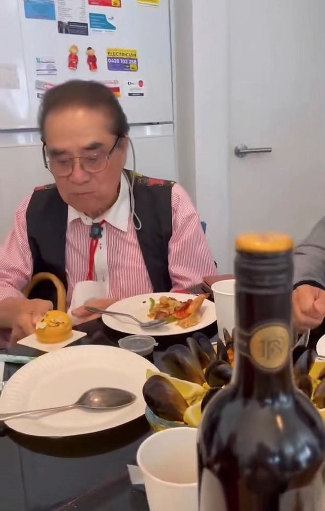 88岁“纣王”达奇定居澳洲！宴客吃披萨快餐，住宅堆满杂物显简陋（视频/组图） - 3