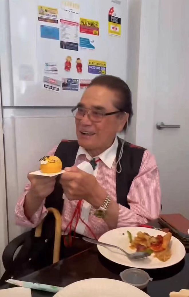 88岁“纣王”达奇定居澳洲！宴客吃披萨快餐，住宅堆满杂物显简陋（视频/组图） - 5