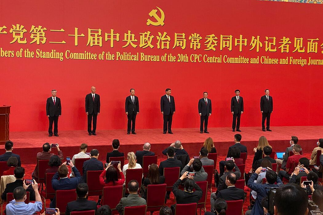 周日，北京人民大会堂，习近平介绍政治局常委的新成员。