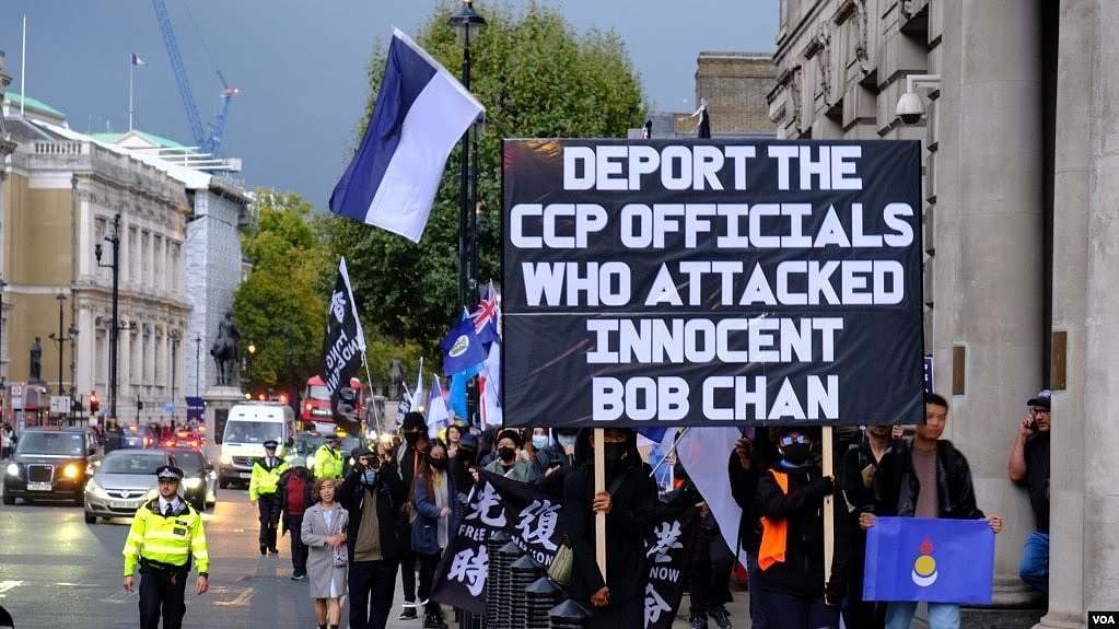 2022年10月23日伦敦游行抗议中国外交人员在曼彻斯特总领事馆殴打香港示威者。 （摄影：美国之音郑乐捷）