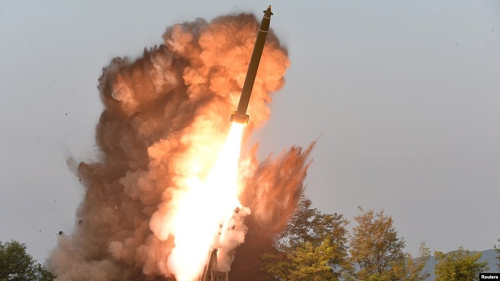 资料照片：朝鲜试射火箭弹。