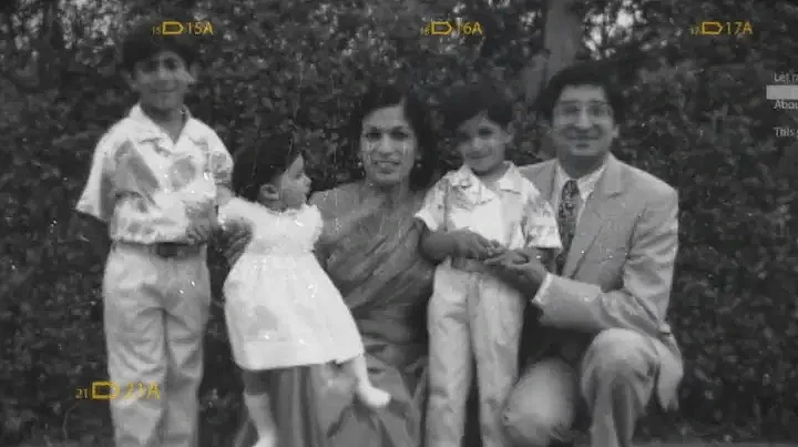 ▎苏纳克的父亲雅殊韦尔·苏纳克（右一）、母亲乌沙·苏纳克（右三）和孩子们。里希·苏纳克（左一）是家里的长子。图源：Twitter
